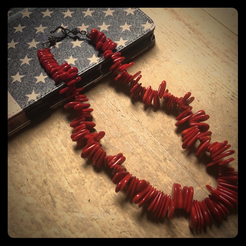 Red tear drop shell bead statement necklace